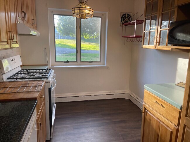Kitchen has room for bistro table set - 14 Balmville Rd