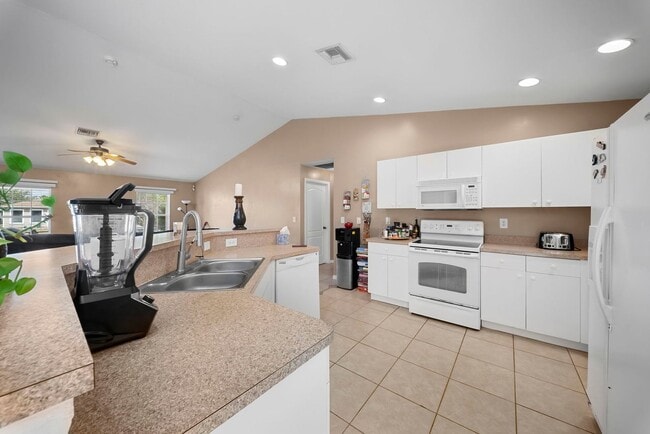 Building Photo - Beautiful 3 bedrooms 2 bathrooms single family home in Lehigh Acres