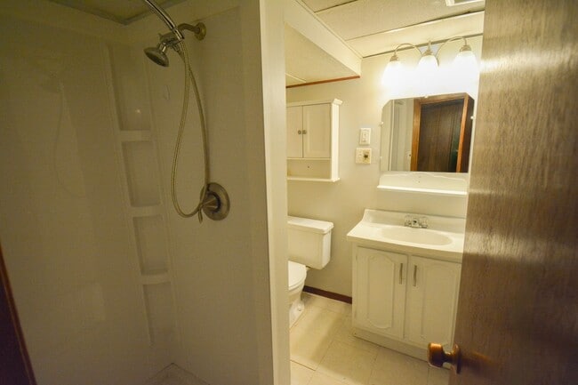 Building Photo - Charming 2-Bedroom Home with Natural Light...