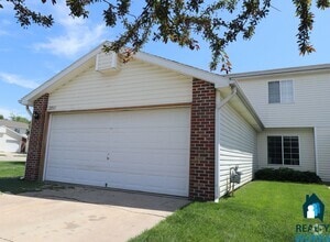 Building Photo - Corner Unit 3 Bedroom TownHome!