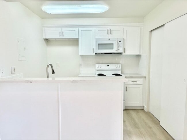 Building Photo - Port Hueneme | 2 Bed + 1 Bath | Newly Reno...