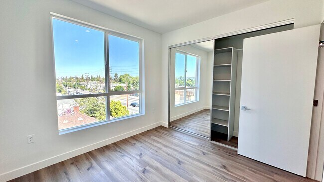 Building Photo - Top Floor 2-Bedroom with Quartz Counters &...