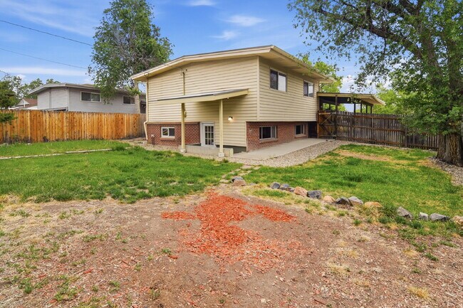 Building Photo - $2,495.95, 4 bed, 1.5 bath with a large backyard.