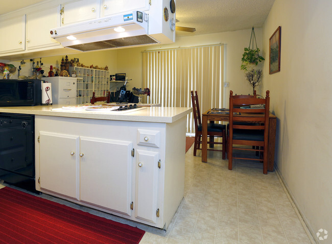 Dining Room - The Islander Apartments