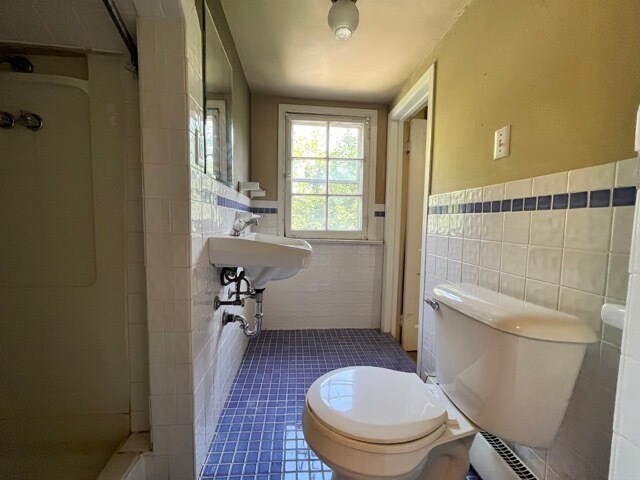 Upper level bathroom - 3948 N Downer Ave