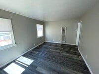 Building Photo - Nice 1B/1B in South Wrigley available now!