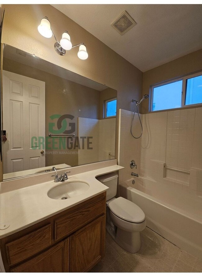Building Photo - Spacious 4 Bedroom 3 Bath in Patterson! AV...