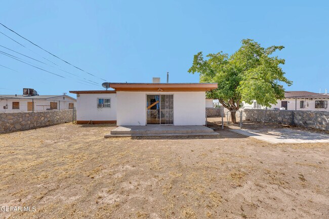 Building Photo - 4945 Sierra Madre Dr