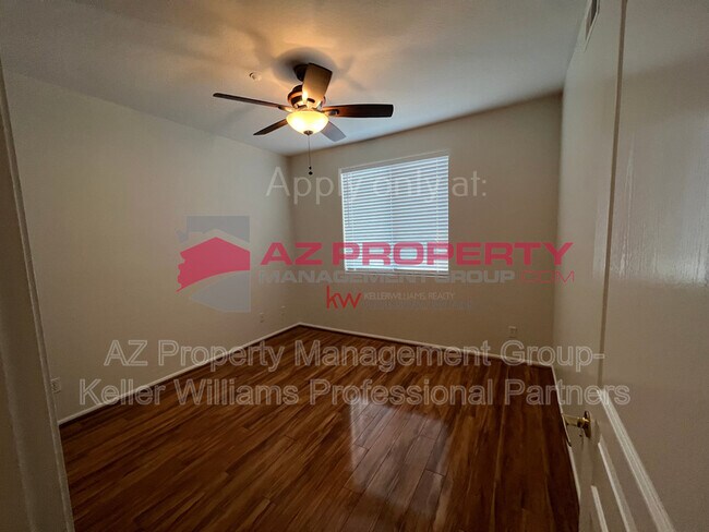 Building Photo - 955 E Knox Rd