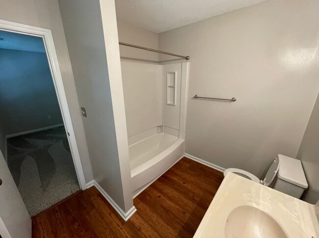 Building Photo - Cute end-unit 2 Bedroom Townhome in Cary
