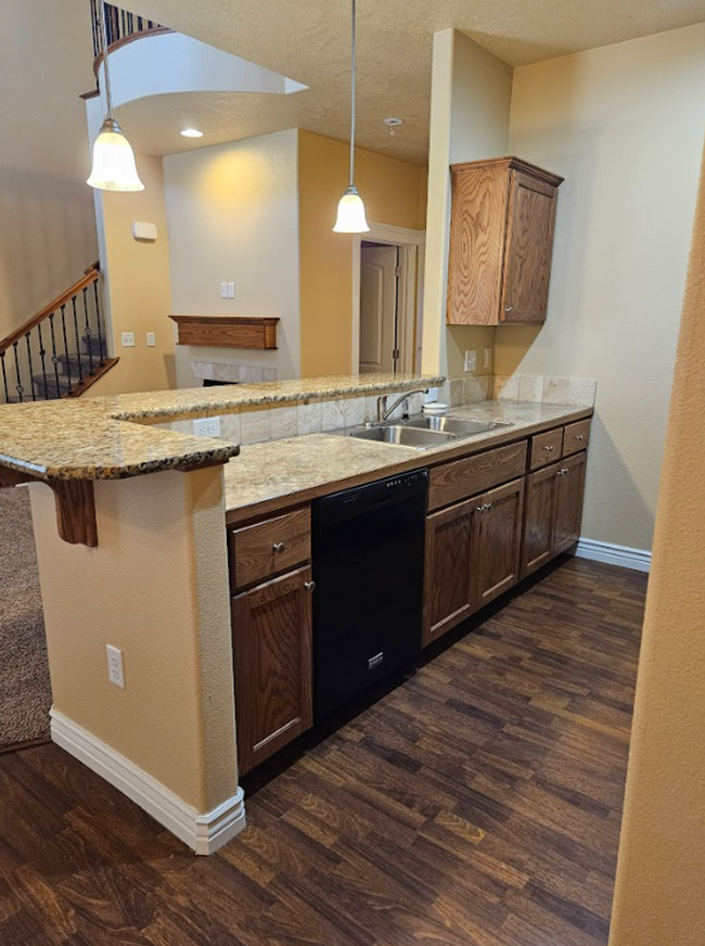 Building Photo - Centrally located 3bed/2.5bath townhome w/...
