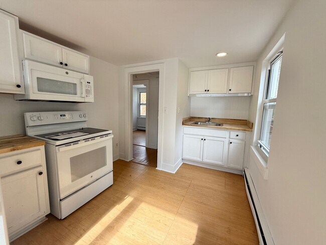 Building Photo - 261 Hillside Ave