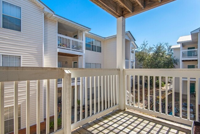 Building Photo - Spacious 2B/2B Unfurnished Condo near Beach in the Heart of Destin!