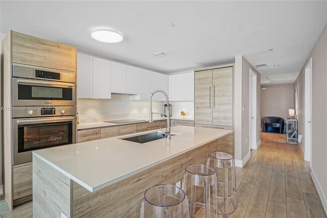 Building Photo - 10201 E Bay Harbor Dr