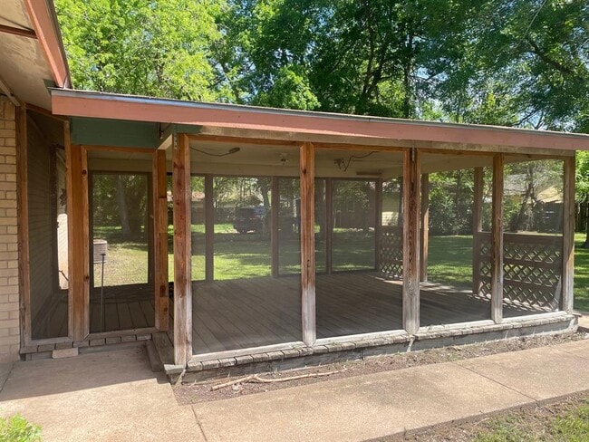 Building Photo - 413 Magnolia St