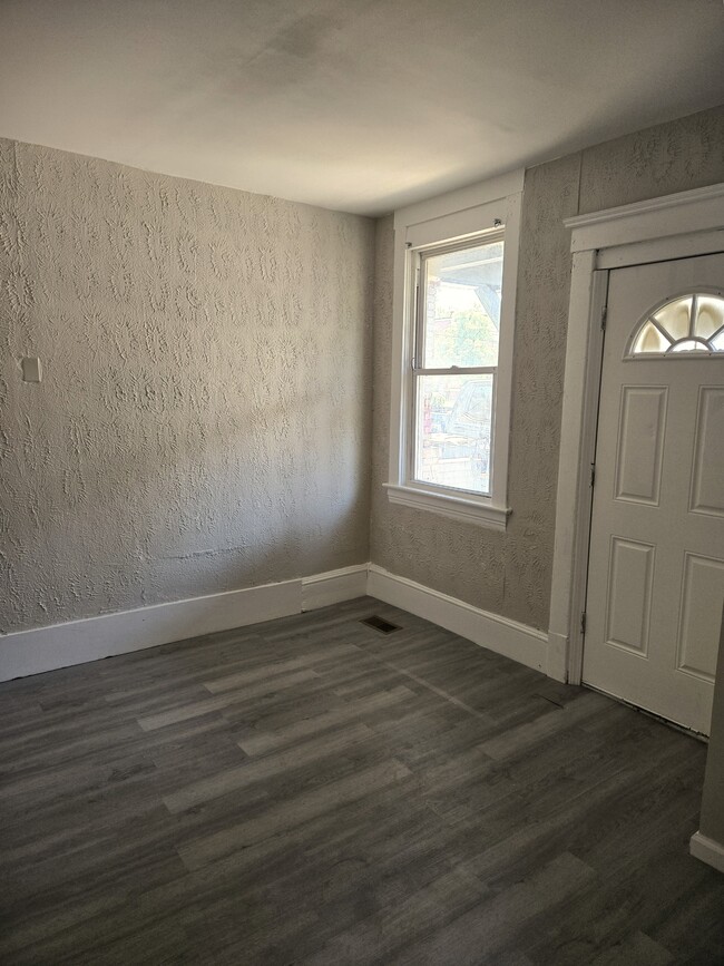 Building Photo - 3912 Archwood Ave