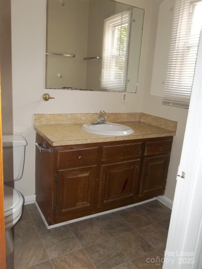 Building Photo - 4024 Rosehaven Dr