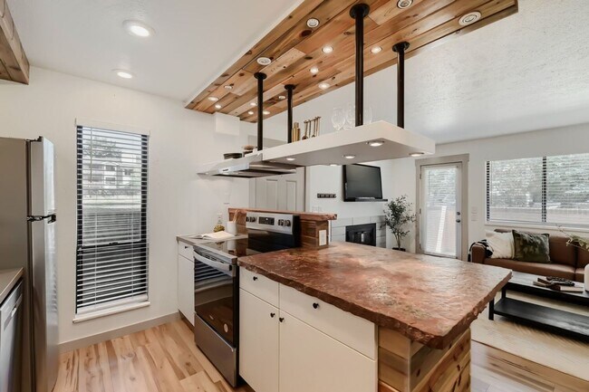 Building Photo - 2800 Kalmia Ave