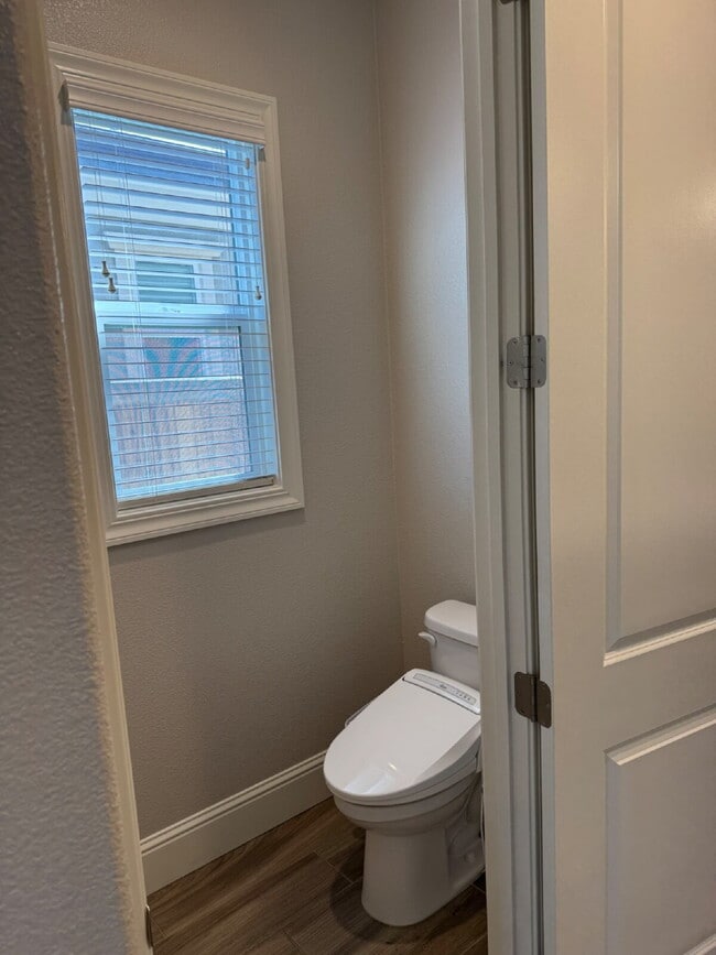 Building Photo - Newer 2 Bed/2 Bath with Office in 55+ Gate...