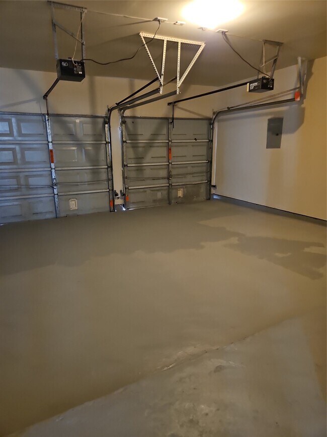 Building Photo - 2519 Pine Shadows Dr