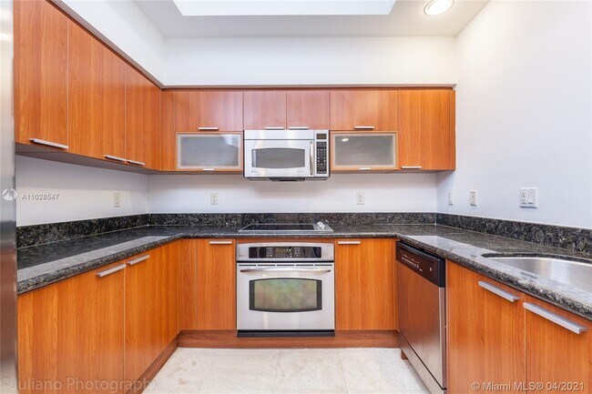 Building Photo - 15051 Royal Oaks Ln