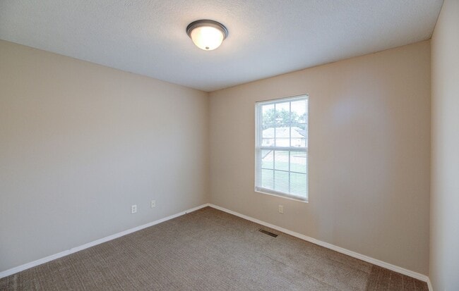 Building Photo - 3 bedroom home conveniently located on the east side of Republic