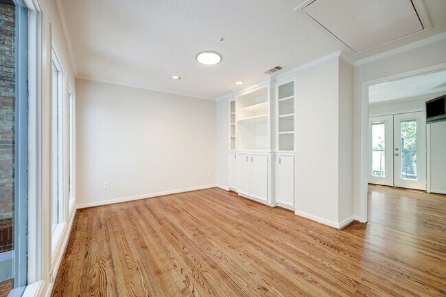 Building Photo - Large Townhome in River Oaks