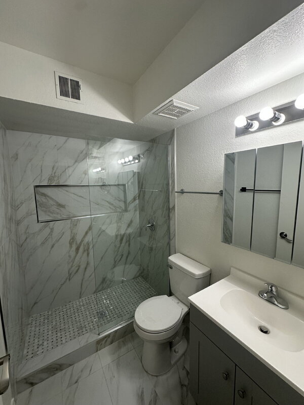 Building Photo - 1559 W Mercer Ln