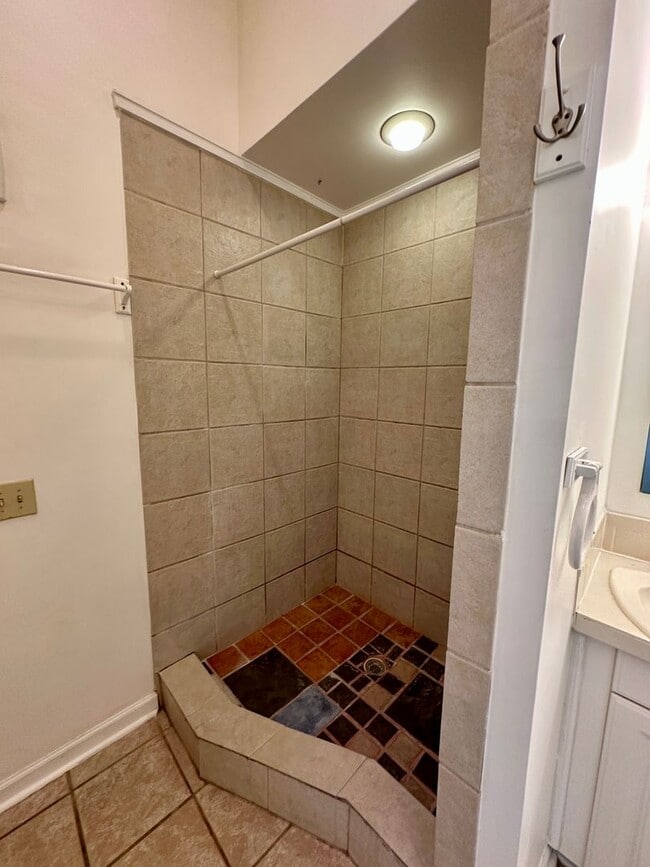 Building Photo - 3 BED | 2 BATH | GATED BACKYARD | THOMAS S...