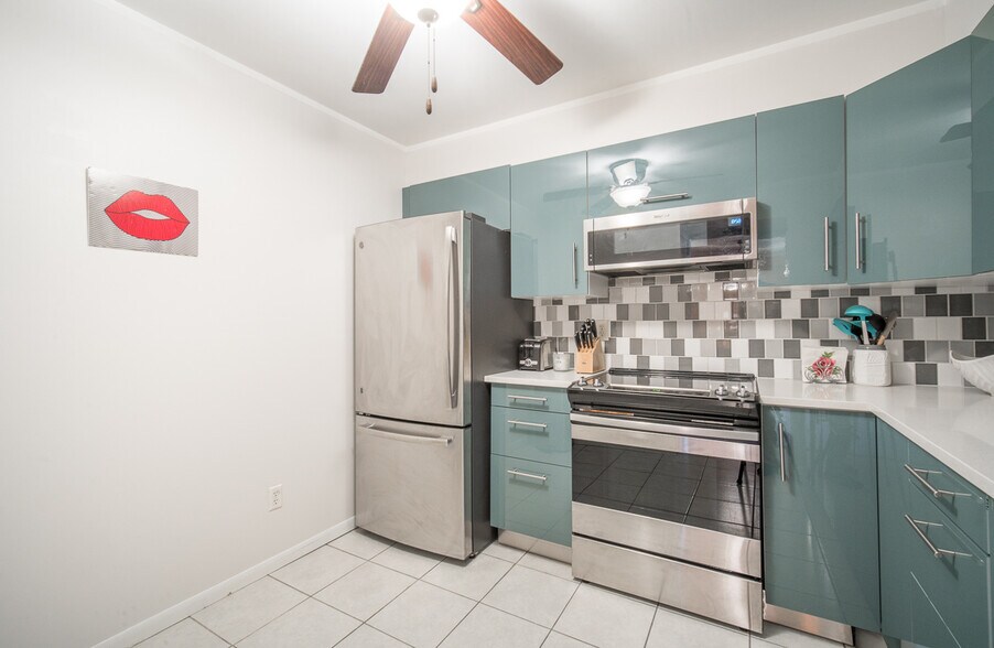 Kitchen - 3942 N Oakland Ave