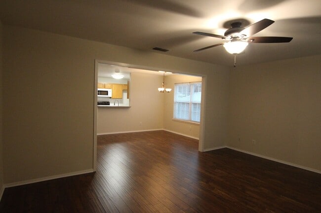 Building Photo - 408 Redbud Cir