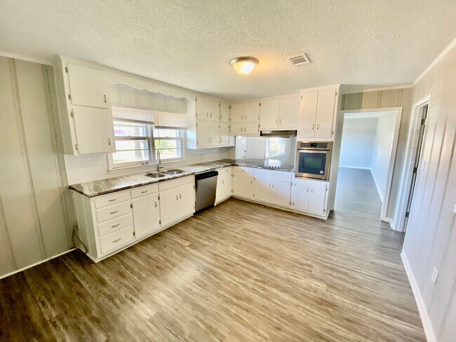 Building Photo - 1302 N Maple St