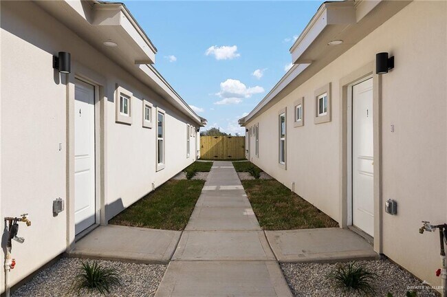 Building Photo - 17 Beverly Ave