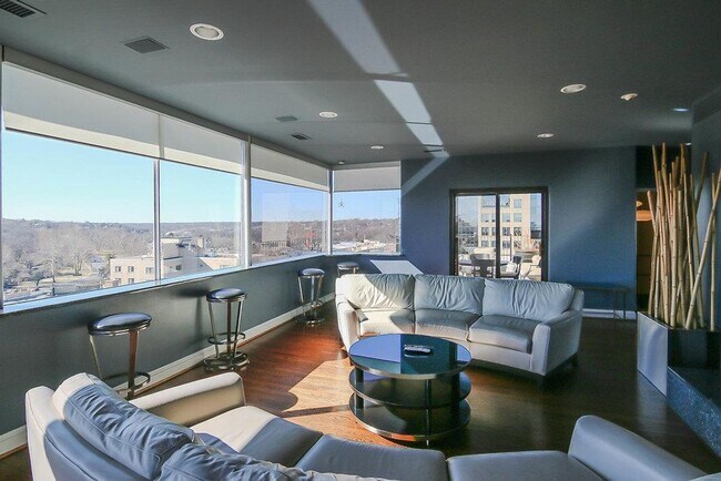 Building Photo - {803 #604} Churchill Condo Located on the County Club Plaza + In-Unit W/D + Parking Included