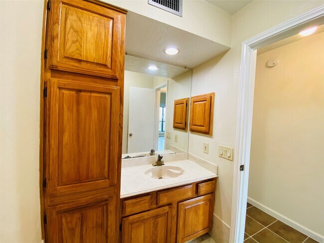 Building Photo - 2001 Highland Hills Dr