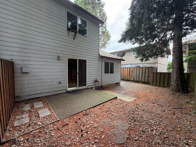 Building Photo - 3 Bedroom / 1.5 Bathroom Duplex Unit - Nearby Transportation, Milwaukie Marketplace and King Road...