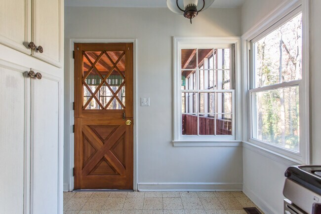 Building Photo - 2457 Jefferson Terrace