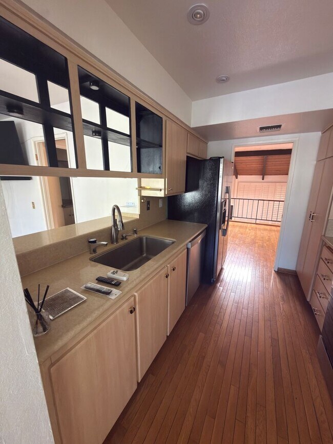 Building Photo - DESIRABLE TWO BEDROOM TWO BATH HOME IN STUDIO CITY