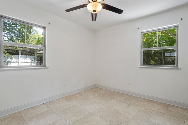 Building Photo - 133 Hickory Dr