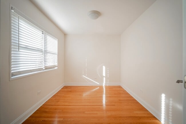 Building Photo - 515 Sheridan Rd