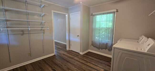 Building Photo - 5023 Hampshire Dr