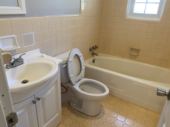 Building Photo - 3963 W Montague Ave