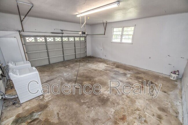 Building Photo - 9 Castlewood Dr