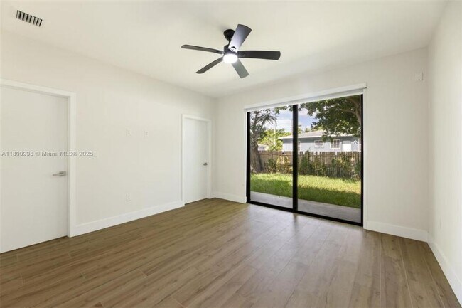 Building Photo - 3 bedroom in Miami FL 33150