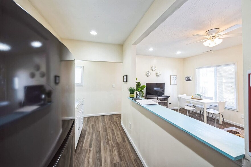 Building Photo - 105 Ash St