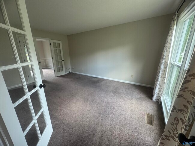 Building Photo - 915 Highland Dr