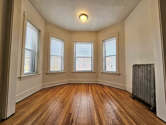 Building Photo - 709 W Cornelia Ave