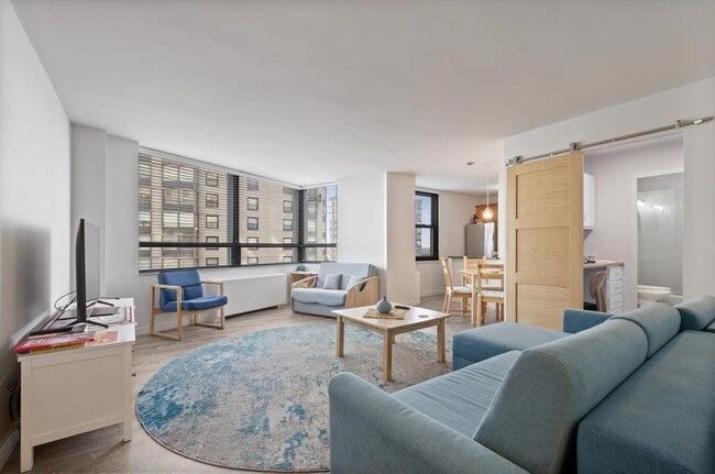 Building Photo - 5701 N Sheridan Rd