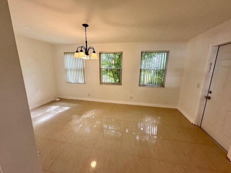 Building Photo - 308 SE 12th St