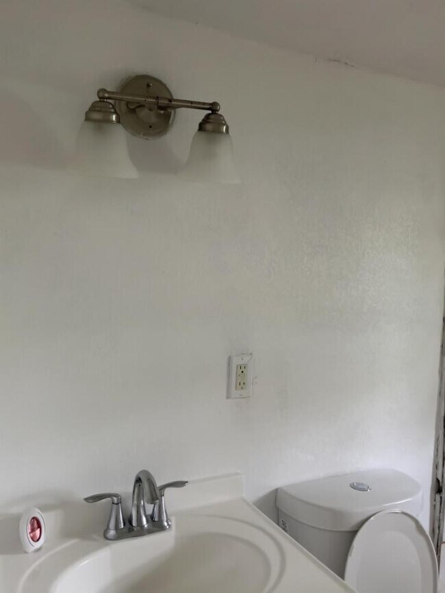Building Photo - 2 bedroom in Jacksonville FL 32209